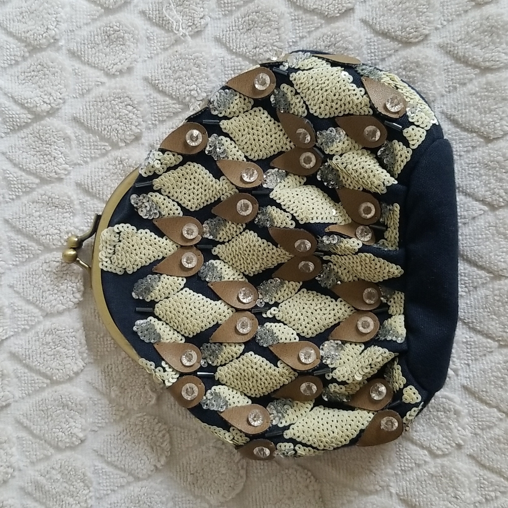 Ipa Nima beaded owl clutch